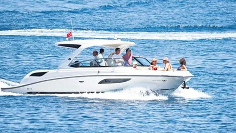 Bodrum'da 11 milyar dolarlık teknede tanınan simaların tatil keyfi