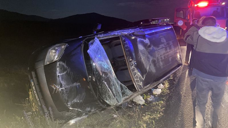 Kars'ta şarampole devrilen hafif ticari araçtaki 4 kişi yaralandı