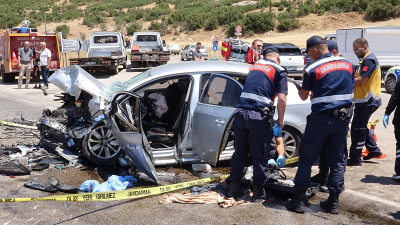 Isparta'da iki otomobil kafa kafaya çarpıştı: 1 ölü, 9 yaralı