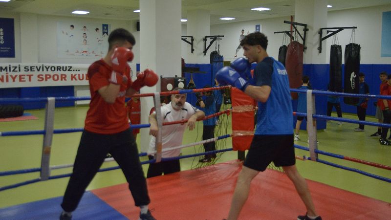 Bursa'da çocuklar ve gençler, Emniyet Boks Kulübünün ringinden dünyaya açılıyor