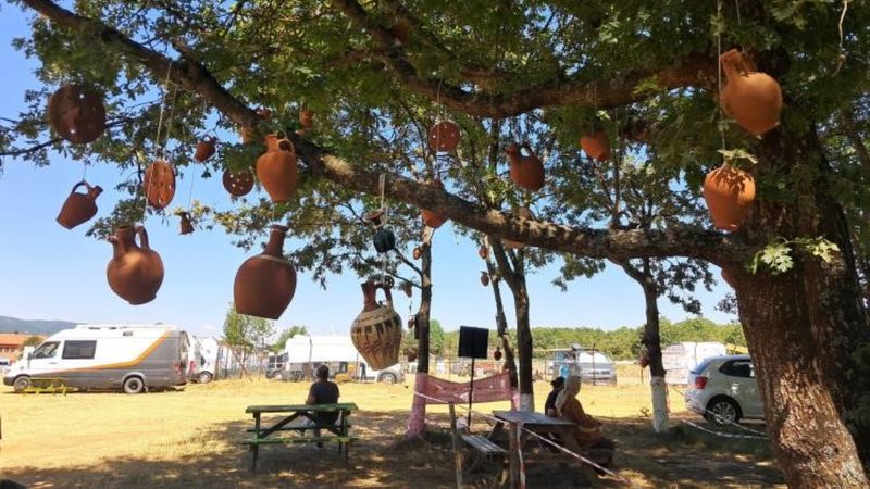Bilecik'te çömlekler, dallarda çaputların yerini aldı