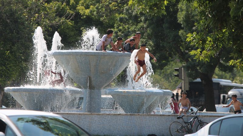 Hava sıcaklığının 40 dereceyi aştığı Kayseri'de vatandaşlar serinlemenin yollarını aradı