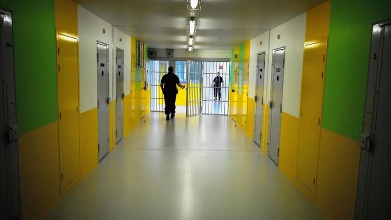 Fransa'da bir suçlu tahliye olan koğuş arkadaşının valizine saklanıp firar etti