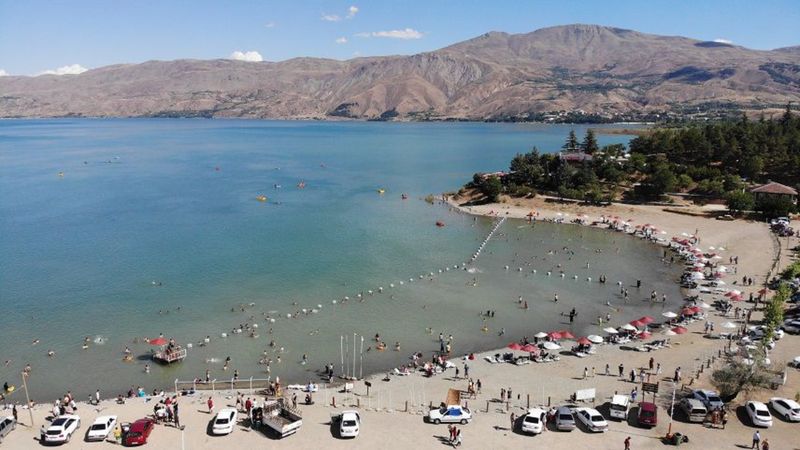 Elazığ'da yüzerken kalp krizi geçirdi