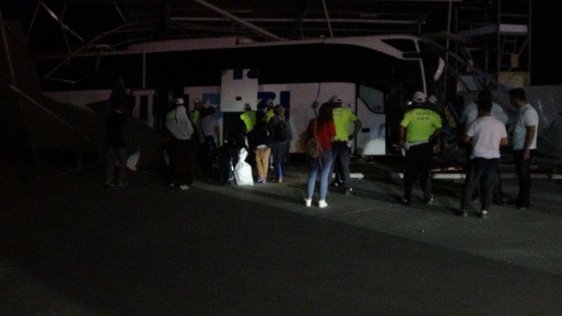 Malatya'da kontrolden çıkan yolcu otobüsü oto yıkamaya daldı: 8 yaralı