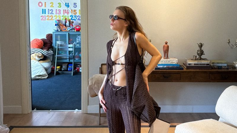 Deha'nın Esme'si Ahsen Eroğlu'nun sokak tarzı olay oldu! Kot eteğe yorum yağdı