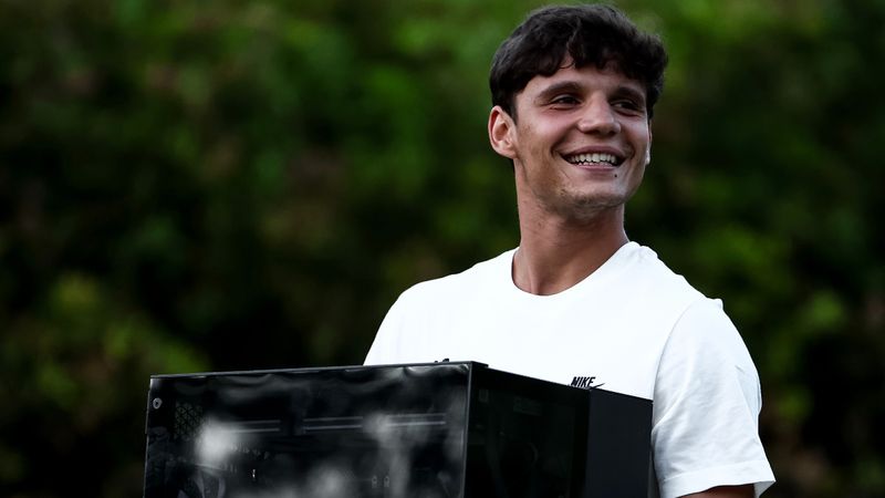 Sporting Lisbon'un genç oyuncusu kampa bilgisayar kasasıyla geldi