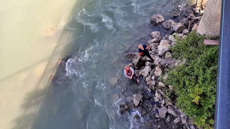 Tokat'ta baraj kapağı açılınca çayda mahsur kaldı