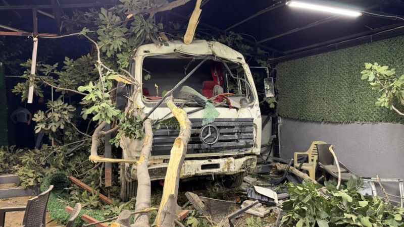 Hatay'da demir yüklü kamyon restoranın bahçesine uçtu: 2 yaralı