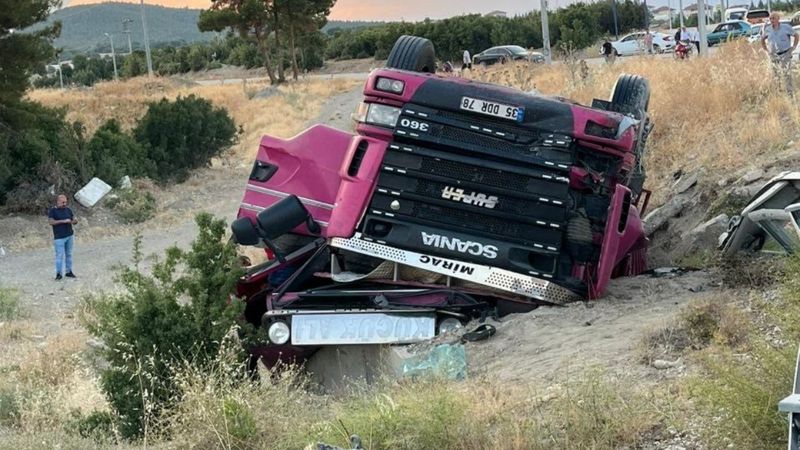 Burdur'da domates yüklü kamyon şarampole devrildi: 1 ölü
