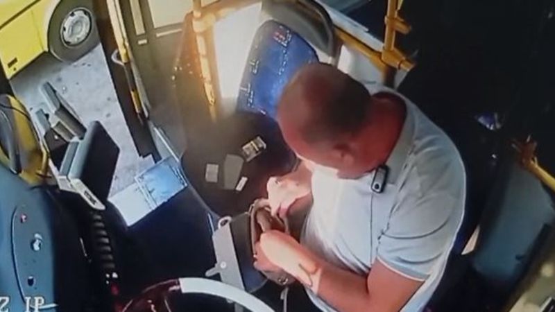 Gaziantep'te otobüs şoförü, aracında unutulan para ve altın dolu çantayı sahibine ulaştırdı