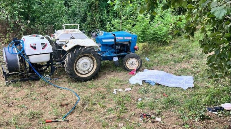 Samsun'da düştüğü traktör üzerine devrildi