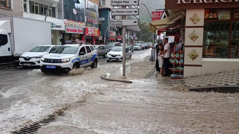 Gümüşhane’de 10 dakika süren sağanak, sele neden oldu