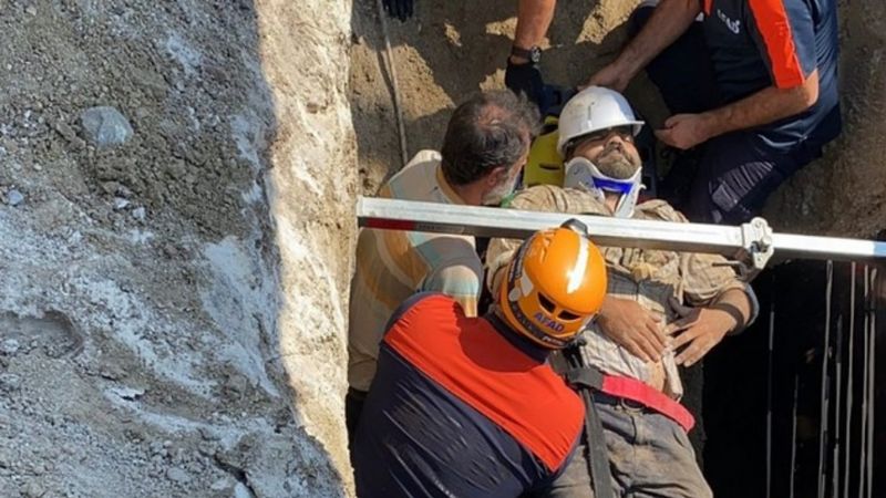 Sakarya'da göçük altında kalan işçi kurtarıldı