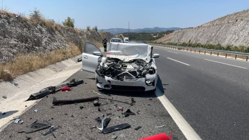 Balıkesir'de otomobilin önünde giden kamyonete çarpması sonucu 2 kişi yaralandı