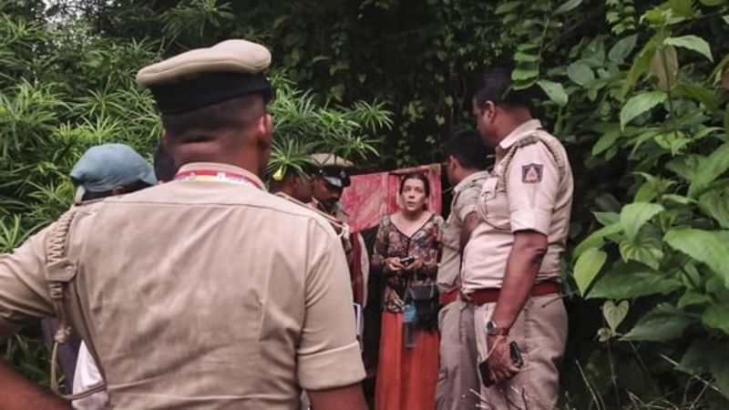 Hindistan’da mağarada yaşayan Rus kadın, çocuklarıyla kurtarılmaktan rahatsız