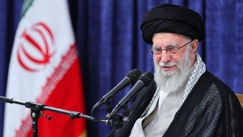 İran lideri Hamaney: ABD ve İsrail'e daha büyük darbeler indirebiliriz