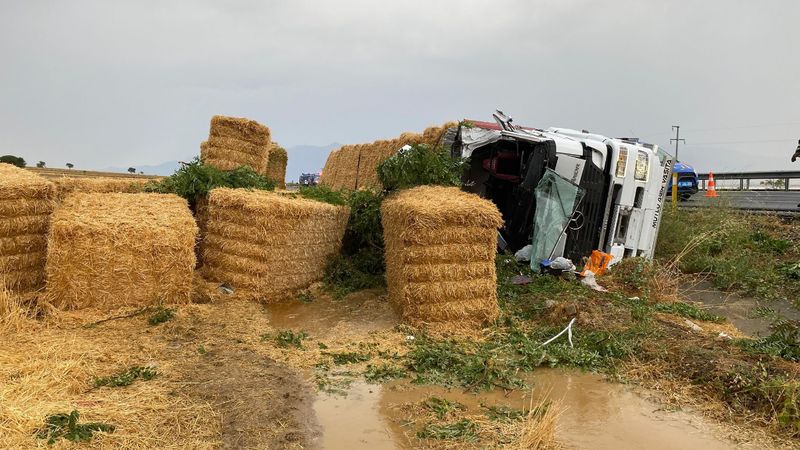 Denizli'de devrilen saman yüklü tırda sürücü ölürken eşi ve çocuğu yaralandı