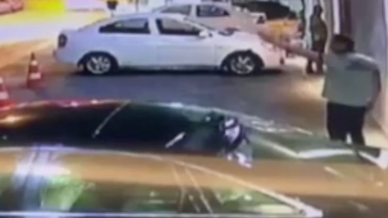 Ankara'da bina duvarına tuvaletlerini yapıp, güvenlik görevlisine saldırdılar