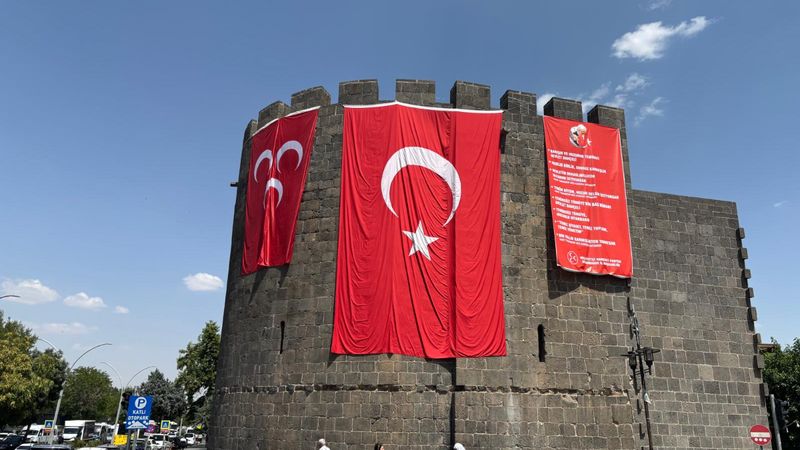 Diyarbakır surlarına Türk bayrakları asıldı