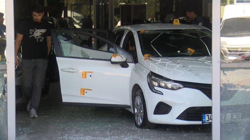 İstanbul'da oto galeriyle kurşun yağmuru