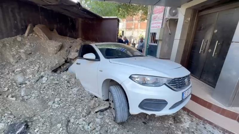 Elazığ'da hafriyat kamyonu, park halindeki aracın üzerine devrildi