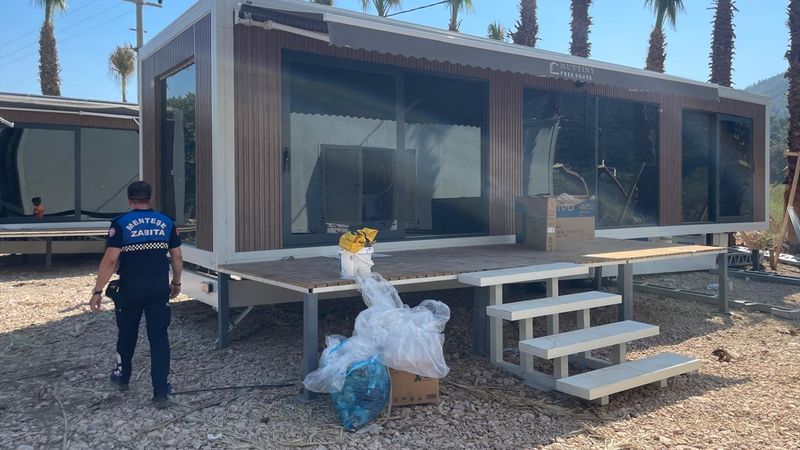 Muğla'da sahilde belirlenen 11 kaçak taşınabilir yapı mühürlendi