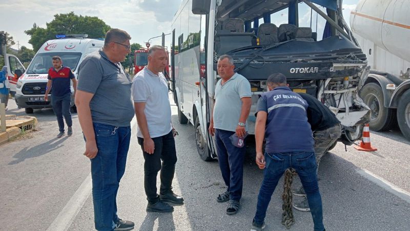 Afyonkarahisar'da midibüs kamyonla çarpıştı