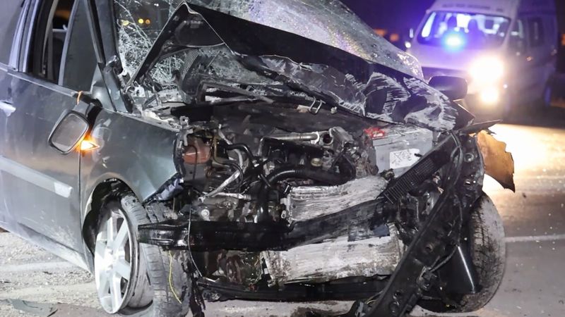 Aksaray'da otomobil duvara çarpıp yola savruldu: 1 ağır yaralı