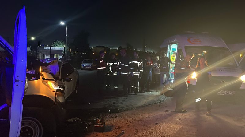 Kocaeli'de servis minibüsü ile otomobil çarpıştı: 10 yaralı