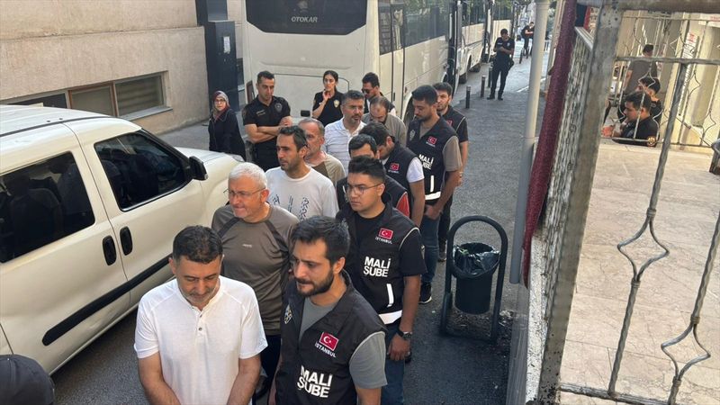 İstanbul merkezli FETÖ operasyonunda yakalanan 51 zanlı adliyede