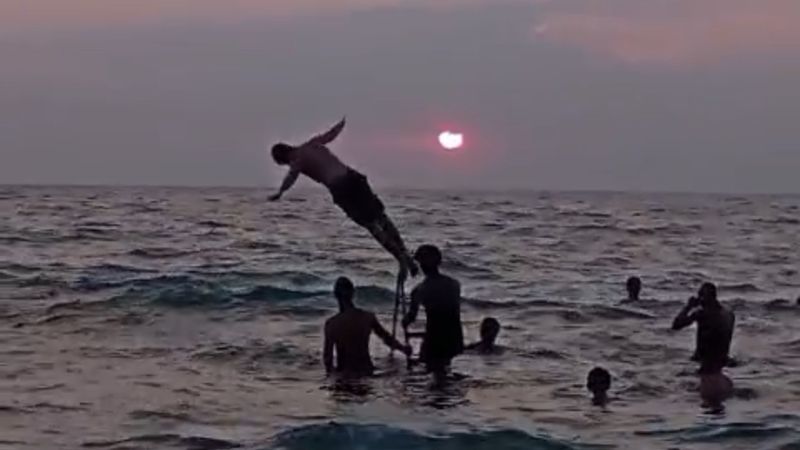 Hatay'da denizin ortasına merdiven kurdular
