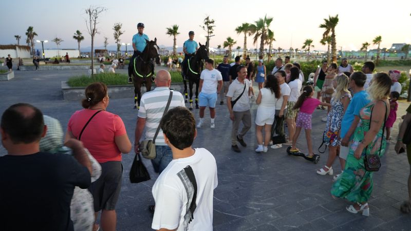 Balıkesir sahillerinde atlı jandarmalar görevde