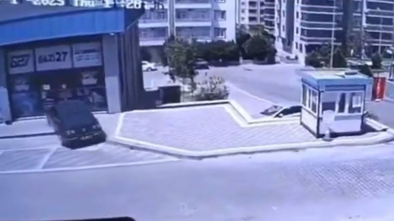 Gaziantep'te fren yerine gaza bastı: Otomobil dükkana daldı