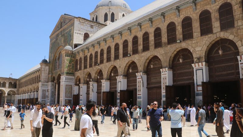 İsrail saldırılarına rağmen Suriyeliler Emevi Camii'ne akın etti