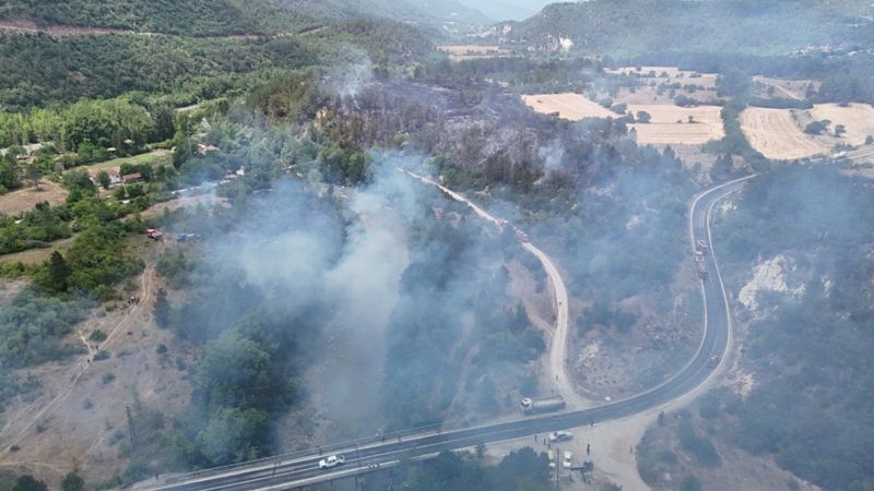 Karabük'te tarım arazisinde çıkan yangın, ormanlık alana sıçradı