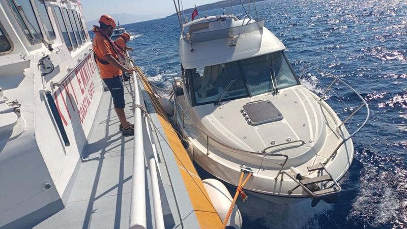 Muğla açıklarında su alan teknedeki 9 kişi kurtarıldı