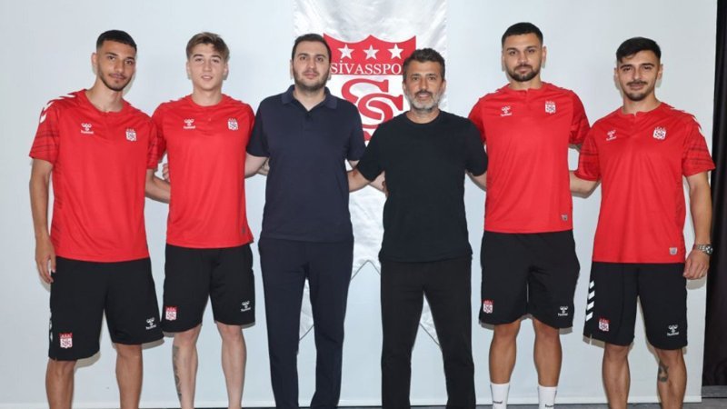 Sivasspor 4 oyuncuyu renklerine bağladı