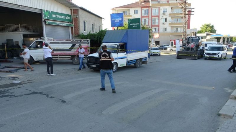 Malatya'da husumetlilerin kavgası kanlı bitti: 2 yaralı