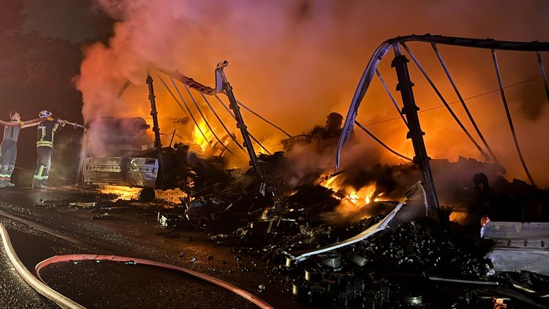 Uşak'ta seyir halindeki tırın dorsesi küle döndü