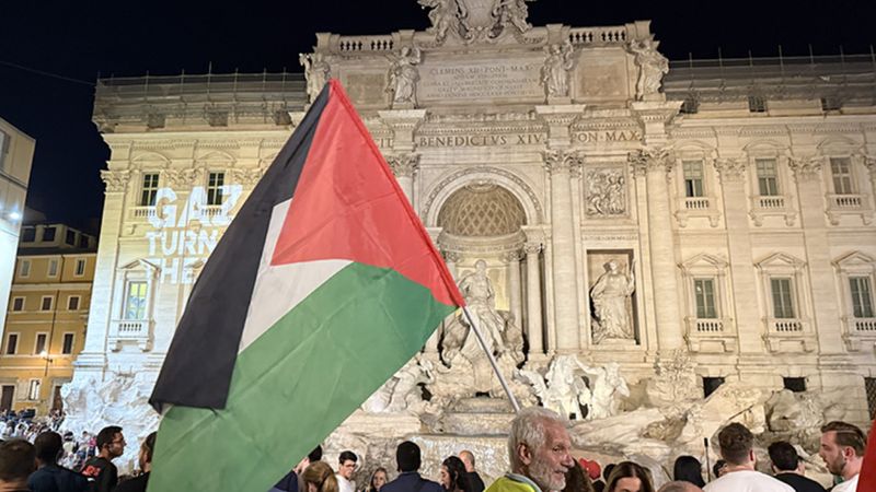 Roma'daki ünlü Trevi Çeşmesi, Gazze için ışıklarını söndürdü