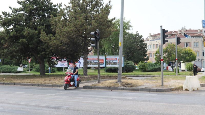 Eskişehir'de hem kask takmadı hem de motosikletiyle yaya geçidinden geçti