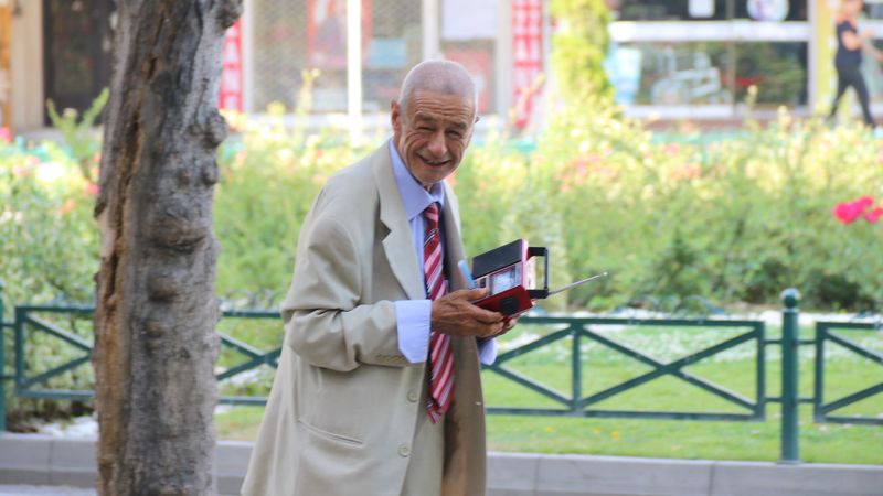 Eskişehir'de sokak sokak gezerek müzik dinliyor