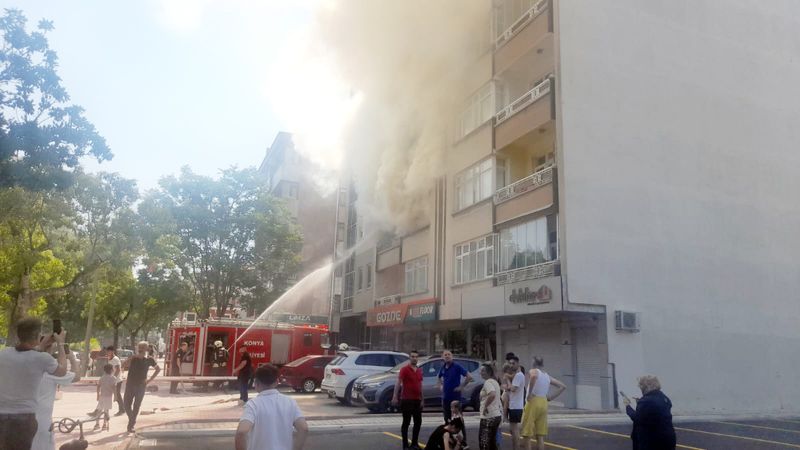 Konya'da 5 katlı apartmandaki dairede yangın