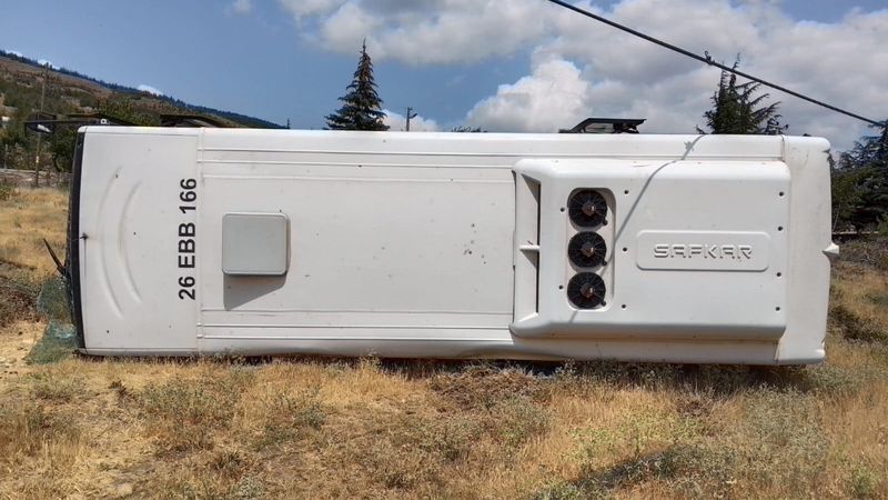 Eskişehir'de belediye otobüsünün devrilmesi sonucu 2 kişi yaralandı