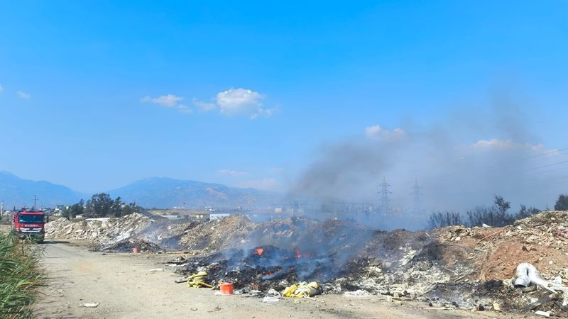 Aydın'da kanal kenarında çıkan yangın, rüzgarla geniş alana yayıldı