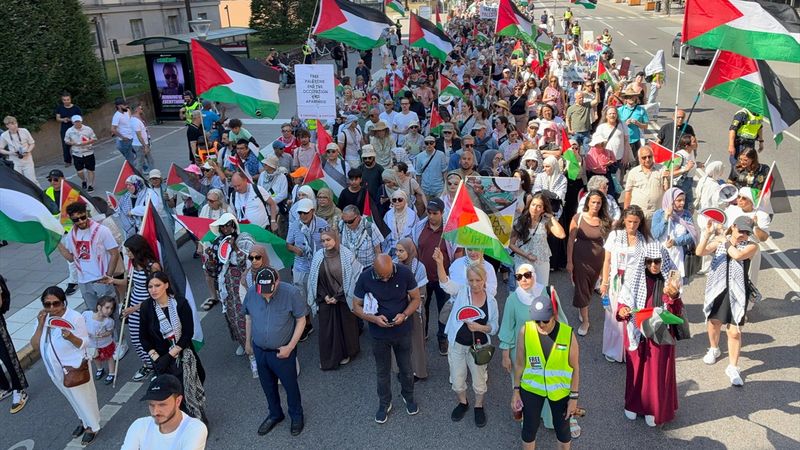 İsveç'te 'İsrail' protestosu: Parlamentoya yürüdüler