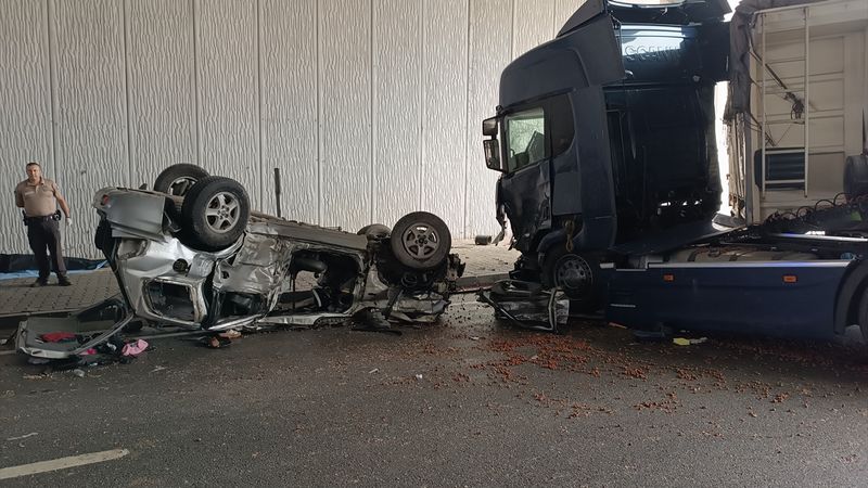 Kastamonu'da tır ile otomobilin çarpıştığı kazada biri çocuk 3 kişi öldü