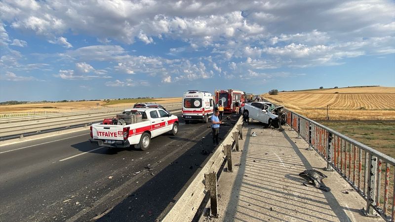 Tekirdağ'da kamyona çarpan otomobilin sürücüsü öldü