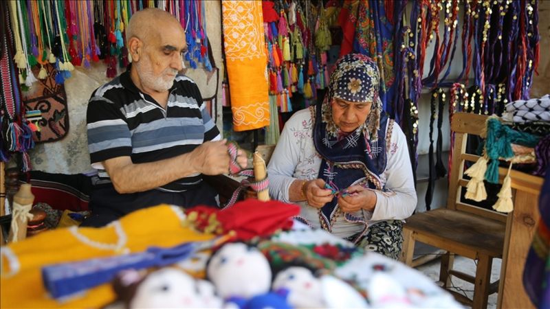 Aynı atölyede 50 yıldır birlikte çalışan Şanlıurfa'lı çiftin hikayesi